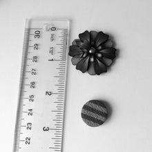 Load image into Gallery viewer, NEEDLE MINDER, Flower Sewing Notion 62
