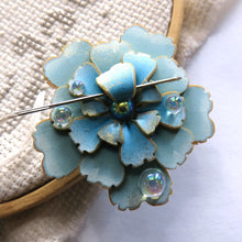 Load image into Gallery viewer, NEEDLE MINDER, Flower Sewing Notion 10
