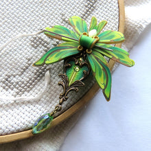 Load image into Gallery viewer, NEEDLE MINDER August - Peridot Moth 46
