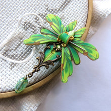 Load image into Gallery viewer, NEEDLE MINDER August - Peridot Moth 63
