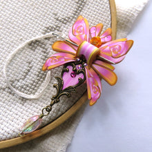 Load image into Gallery viewer, NEEDLE MINDER Sunset Rose Moth 35
